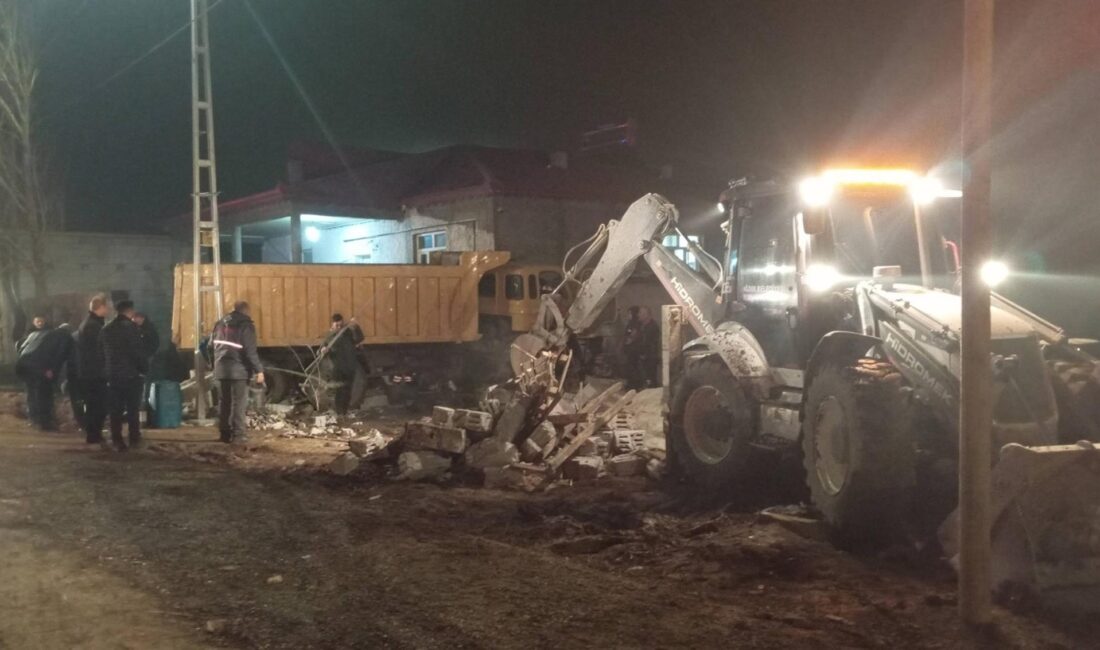 Iğdır’da kontrolden çıkan belediye temizlik kamyonu, bir evin depo olarak