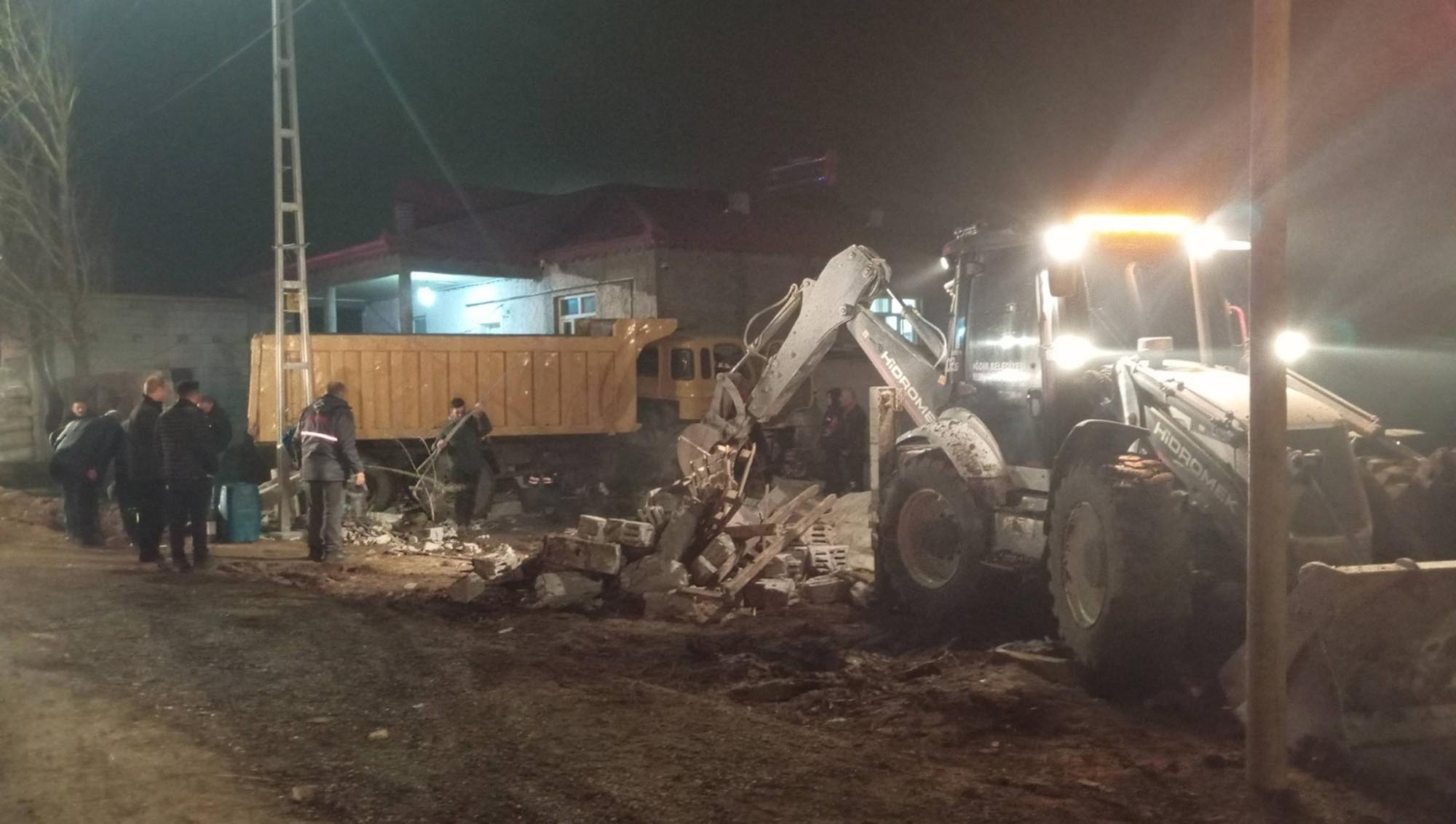 Iğdır’da kontrolden çıkan belediye temizlik kamyonu, bir evin depo olarak