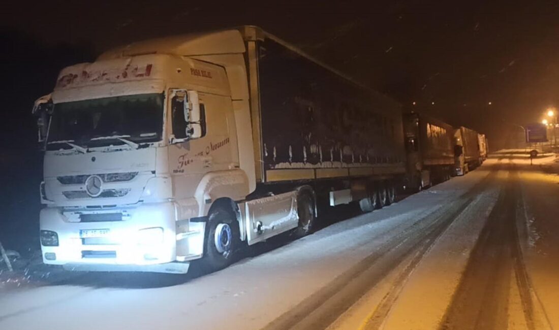 Ardahan’ın Posof ilçesinde etkili olan yoğun kar yağışı, ulaşımda aksamalara