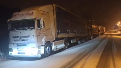 Ardahan’ın Posof ilçesinde etkili olan yoğun kar yağışı, ulaşımda aksamalara
