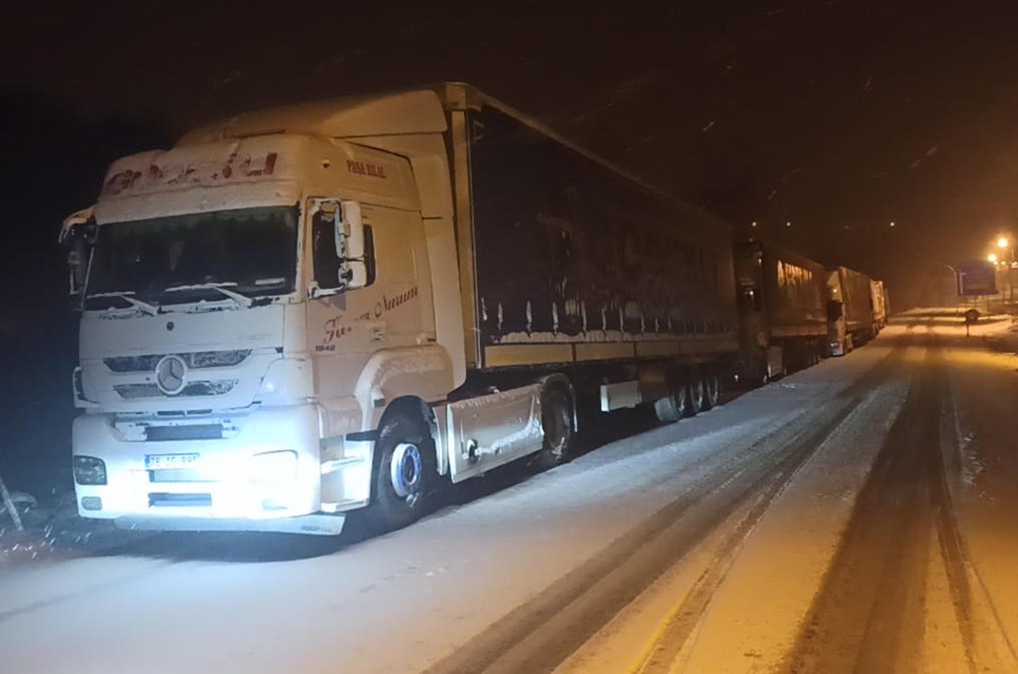 Ardahan’ın Posof ilçesinde etkili olan yoğun kar yağışı, ulaşımda aksamalara