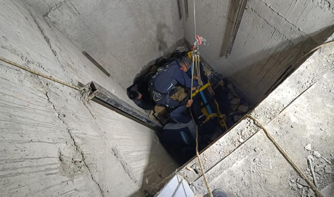 Adıyaman’da çalıştıkları inşaatın üçüncü katından havalandırma boşluğuna düşen 2 işçi,