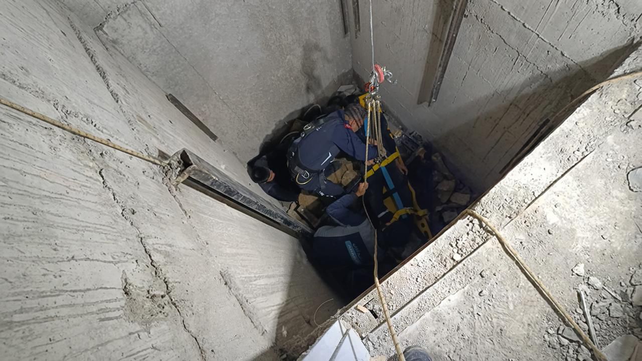 Adıyaman’da çalıştıkları inşaatın üçüncü katından havalandırma boşluğuna düşen 2 işçi,