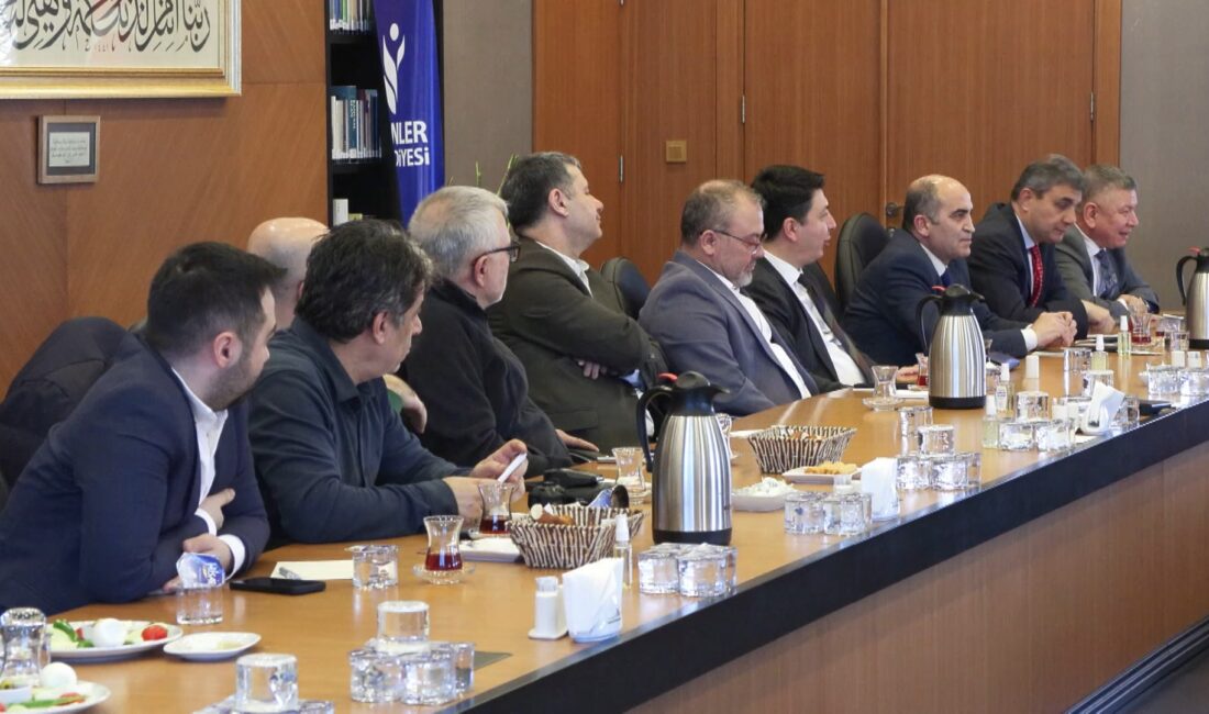 Isparta’da etkili olan kuvvetli rüzgar ve fırtına nedeniyle Halıkent Camisi’nin