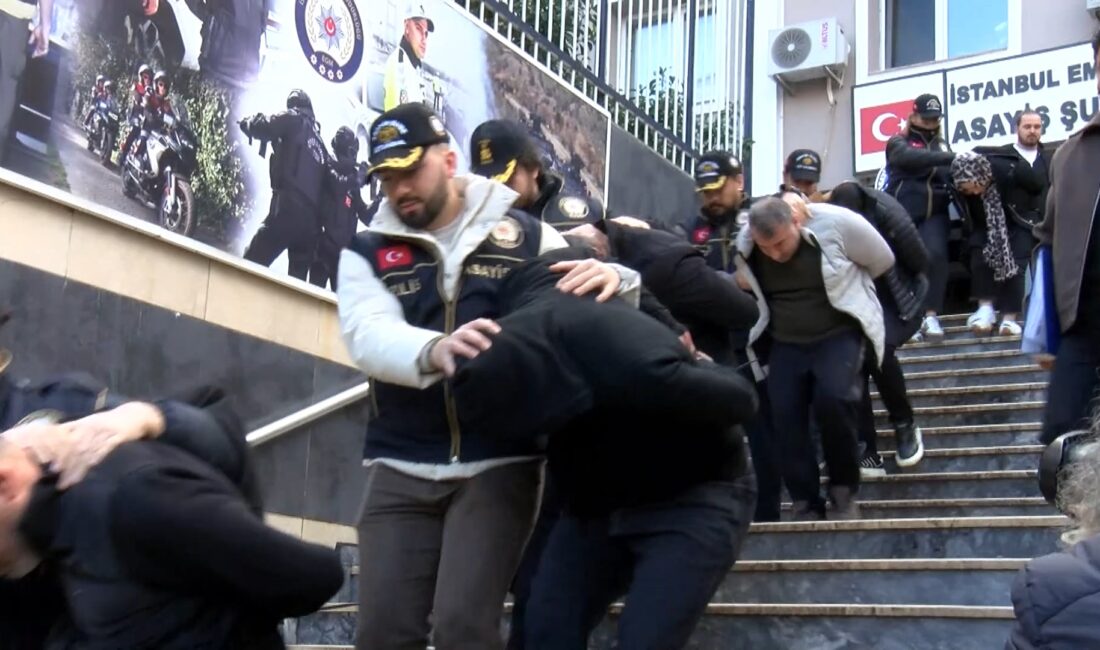 Bakırköy’de lüks bir sitenin otoparkında, iki aracın bagajındaki çuvallardan 30