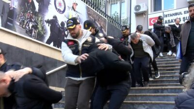 Bakırköy’de lüks bir sitenin otoparkında, iki aracın bagajındaki çuvallardan 30