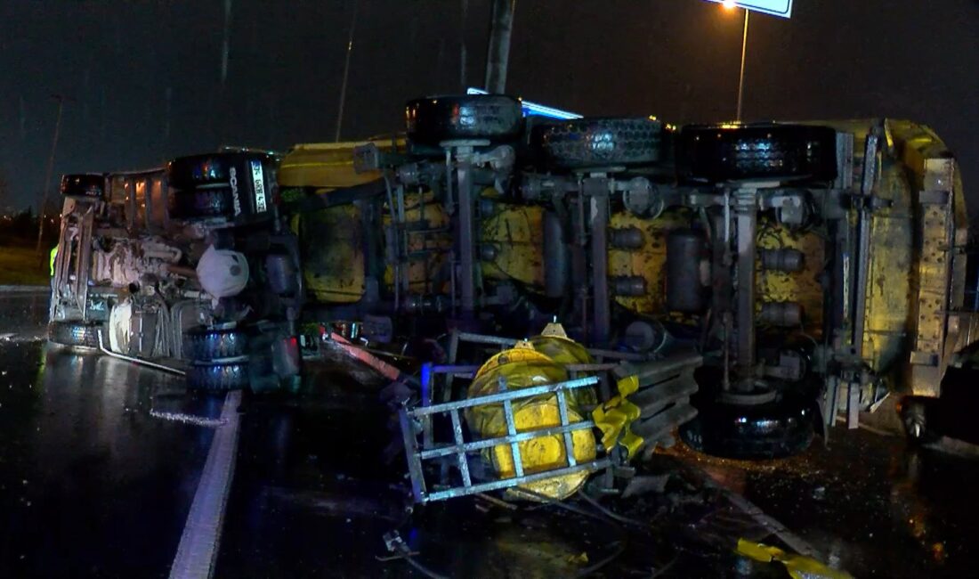 İSTANBUL Bakırköy’de yağışlı hava nedeniyle kayganlaşan yolda kontrolden çıkan bir