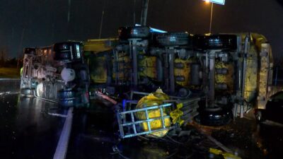 İSTANBUL Bakırköy’de yağışlı hava nedeniyle kayganlaşan yolda kontrolden çıkan bir