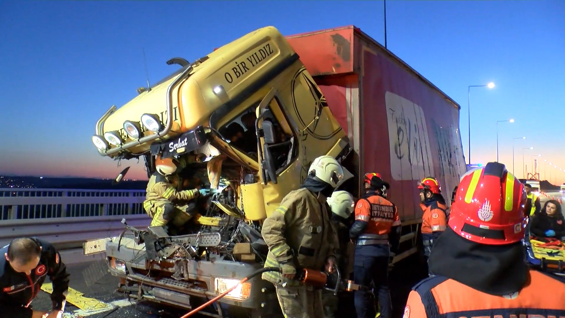Beykoz’da Kuzey Marmara Otoyolu üzerinde seyir halindeki bir kamyonun önünde