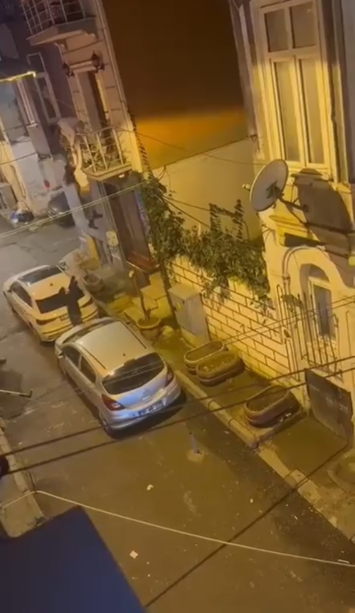 İstanbul Beyoğlu’nda eşiyle tartıştığı iddia edilen bir kadın, birinci katın