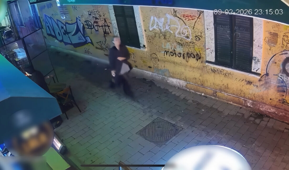 Beyoğlu’nda çantasından yaklaşık 10 bin lirası yola saçılan kadın turist,