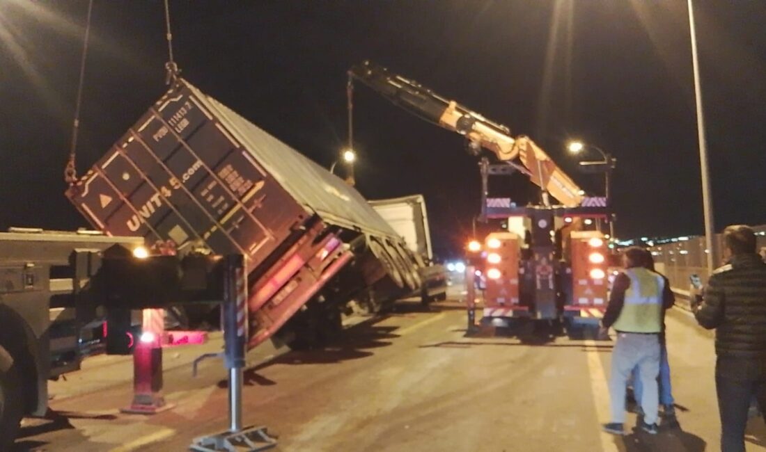 İSTANBUL’un Büyükçekmece ilçesinde, TEM Otoyolu üzerinde seyir halindeki konteyner yüklü