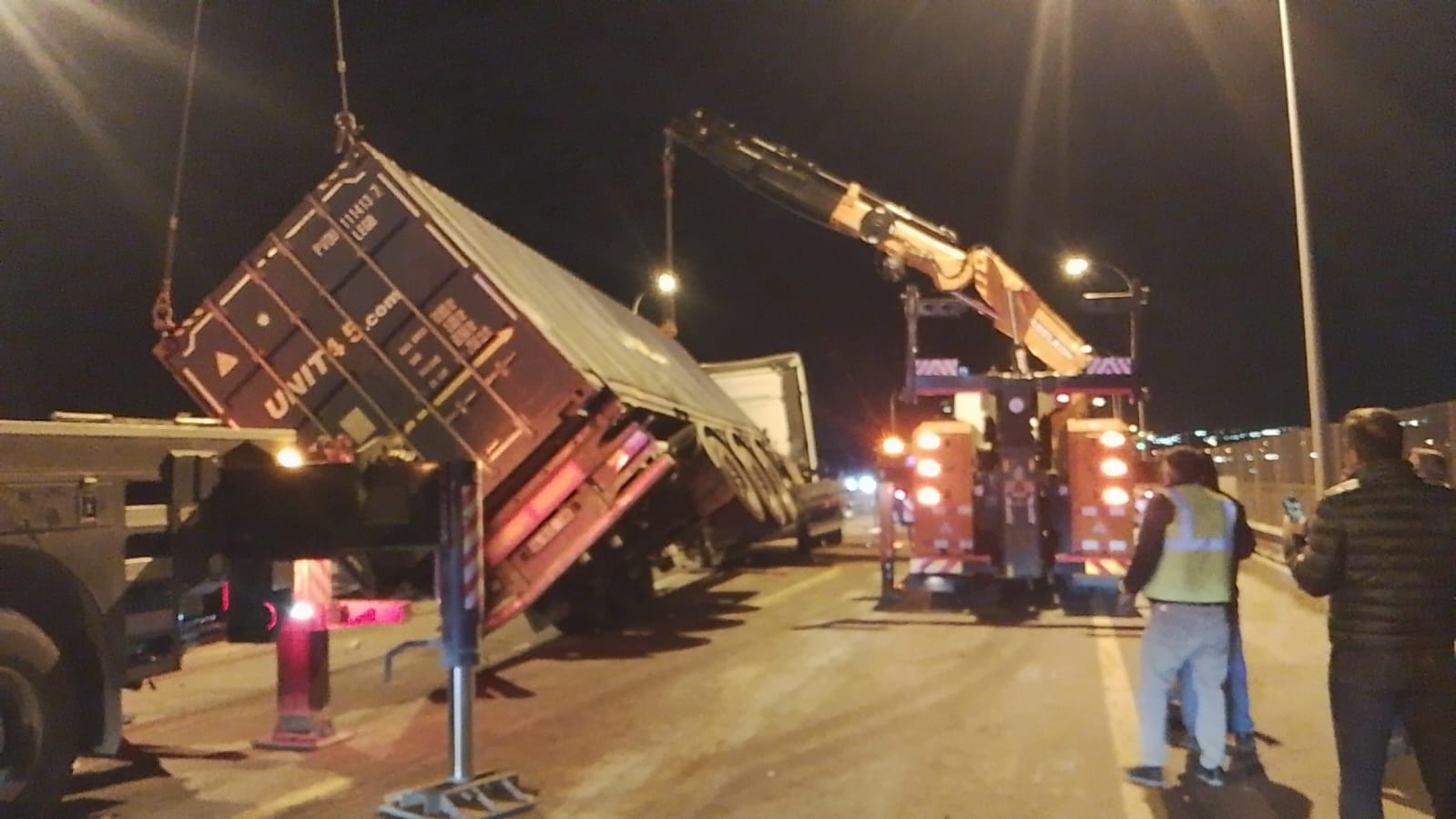 İSTANBUL’un Büyükçekmece ilçesinde, TEM Otoyolu üzerinde seyir halindeki konteyner yüklü