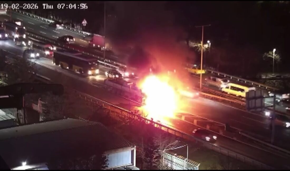 Eyüpsultan’da seyir halindeki bir TIR’da henüz belirlenemeyen bir nedenle çıkan