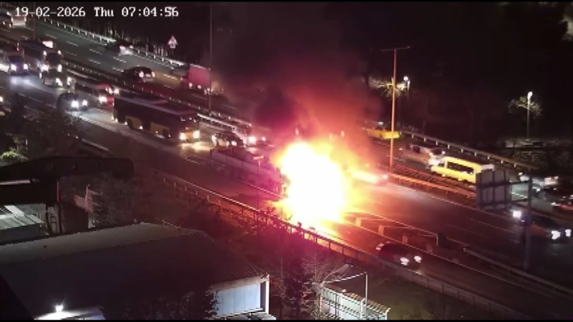 Eyüpsultan’da seyir halindeki bir TIR’da henüz belirlenemeyen bir nedenle çıkan