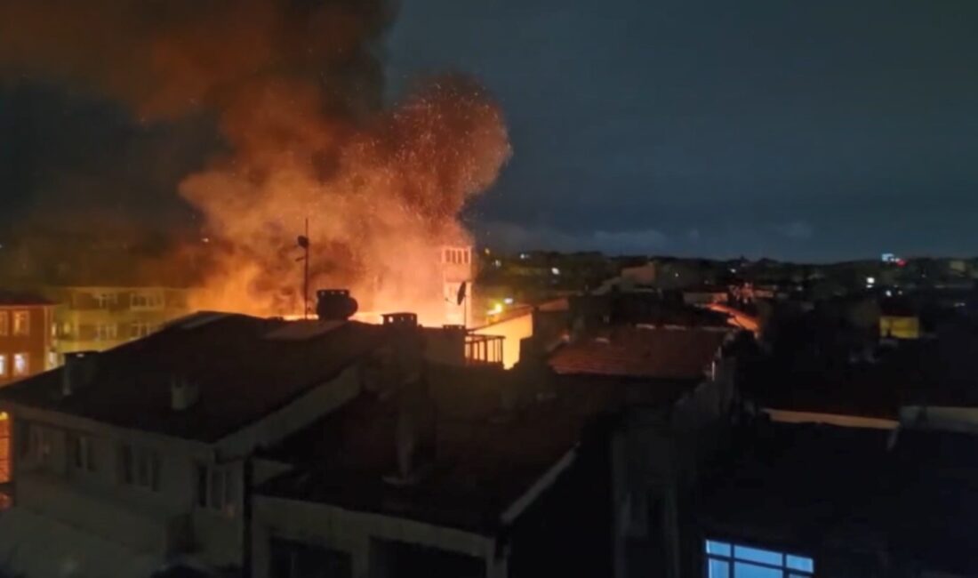 Fatih’te 3 katlı metruk bir binada çıkan yangın, rüzgarın da