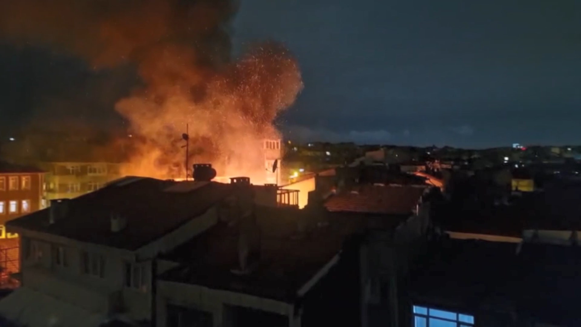 Fatih’te 3 katlı metruk bir binada çıkan yangın, rüzgarın da