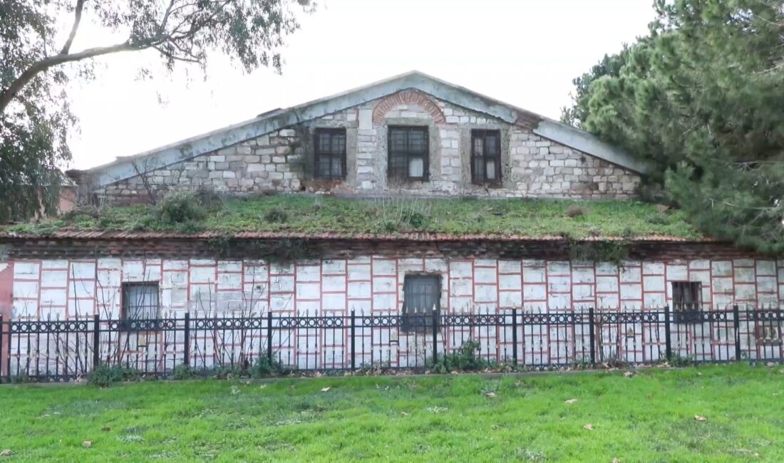 İstanbul’un Fatih ilçesi Balat semtinde bulunan ve 14’üncü yüzyılda inşa