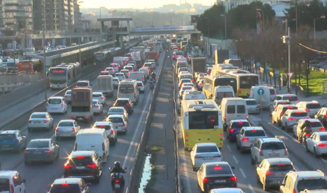İSTANBUL’da Ramazan ayının ilk iftarı öncesinde yollara çıkan sürücüler, trafik