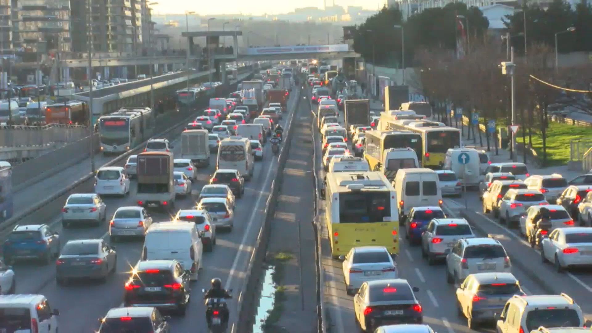 İSTANBUL’da Ramazan ayının ilk iftarı öncesinde yollara çıkan sürücüler, trafik