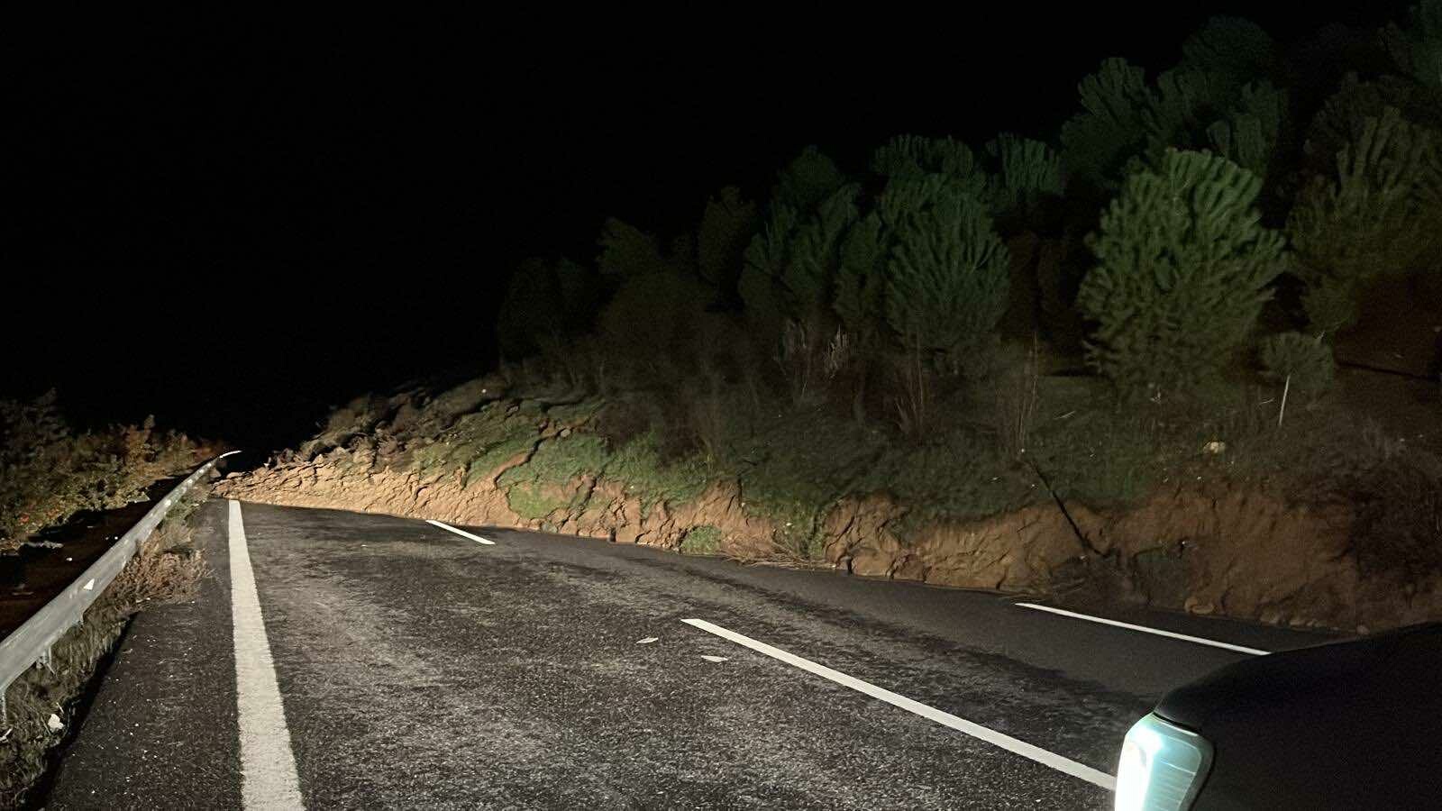 İstanbul-İzmir Otoyolu, Manisa’nın Turgutlu ilçesi sınırlarında meydana gelen toprak kayması