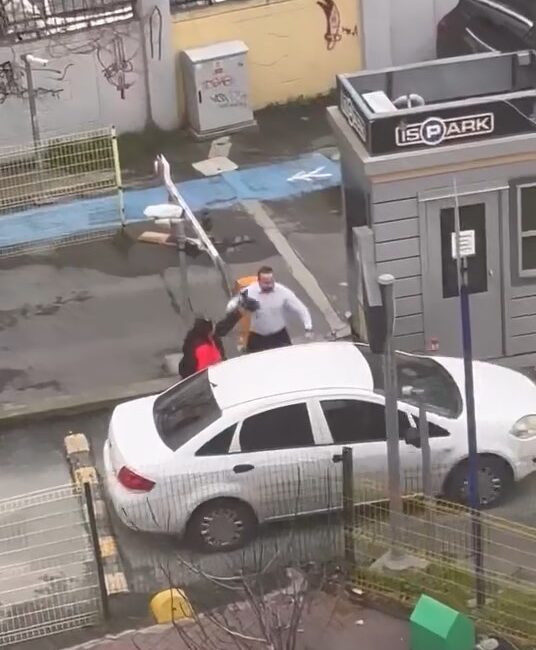 Kadıköy’de bir otopark girişinde yol verme meselesi nedeniyle çıkan tartışmada,