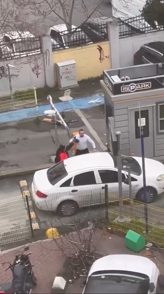 Kadıköy’de bir otopark girişinde yol verme meselesi nedeniyle çıkan tartışmada,