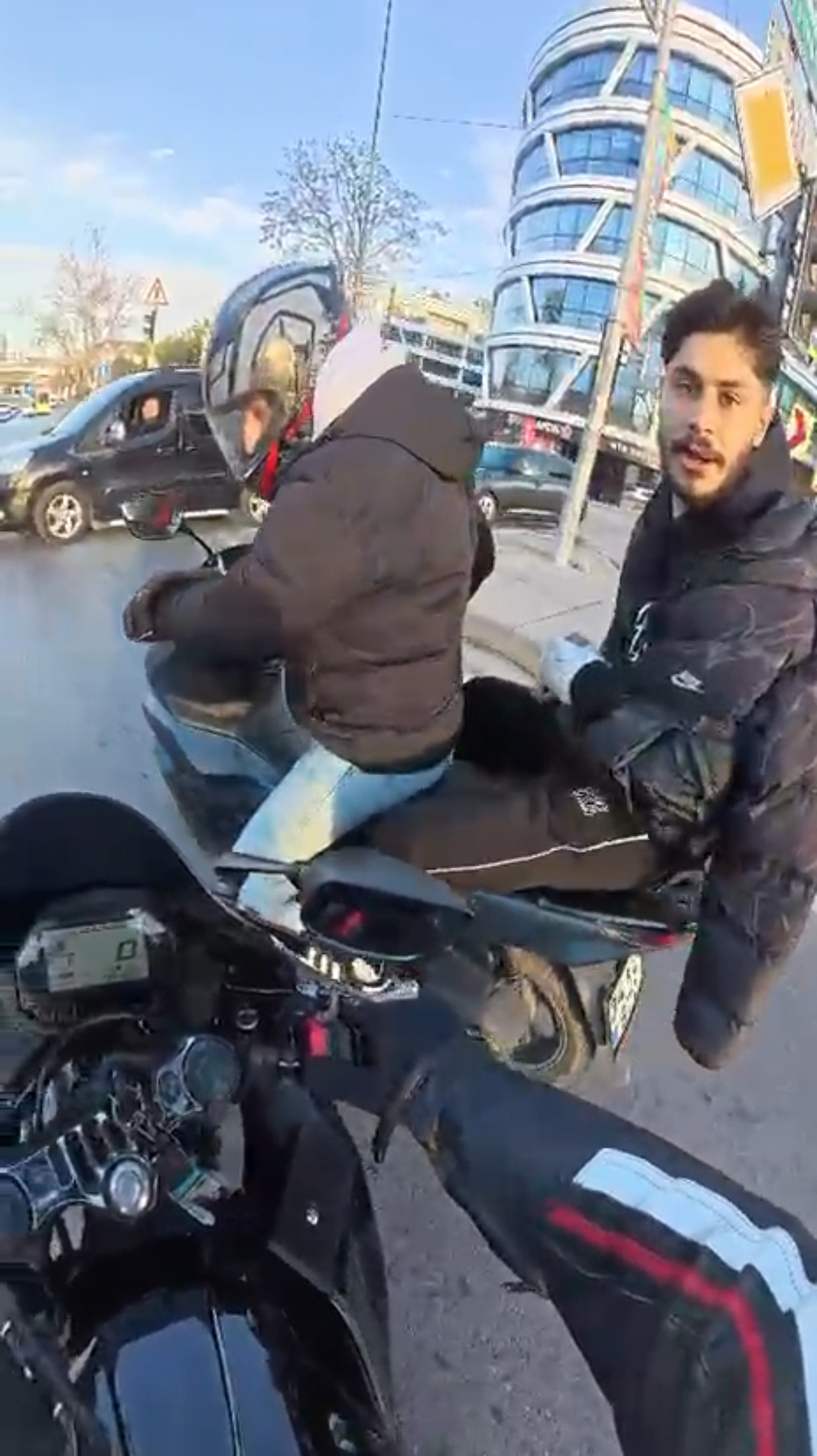 İstanbul Kağıthane’de trafikte tartıştıkları motosiklet sürücüsünün önünü keserek tekme ve