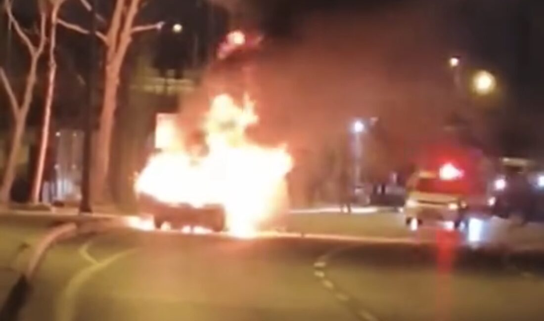 İstanbul Kartal’da gece saatlerinde seyir halindeki bir otomobilde çıkan yangın