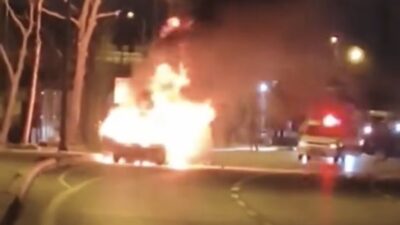 İstanbul Kartal’da gece saatlerinde seyir halindeki bir otomobilde çıkan yangın