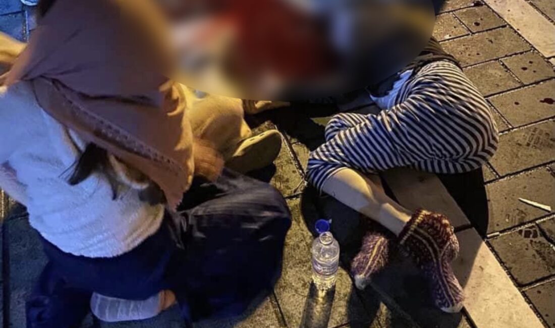 İstanbul Beyoğlu Kasımpaşa’da ailesiyle yaşadığı dairenin penceresinden önce tenteye, ardından