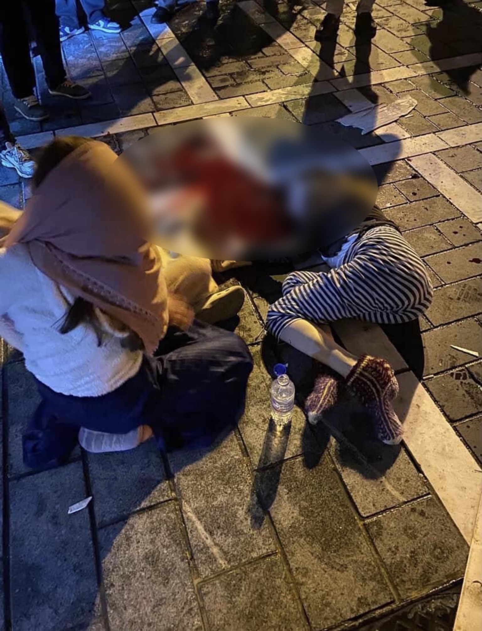 İstanbul Beyoğlu Kasımpaşa’da ailesiyle yaşadığı dairenin penceresinden önce tenteye, ardından