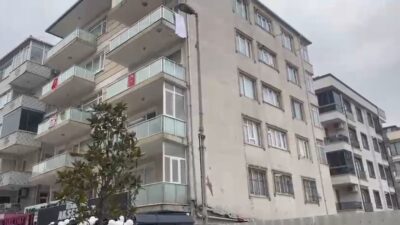 Küçükçekmece’de yan tarafındaki inşaat çalışması nedeniyle temelinde kayma meydana gelen