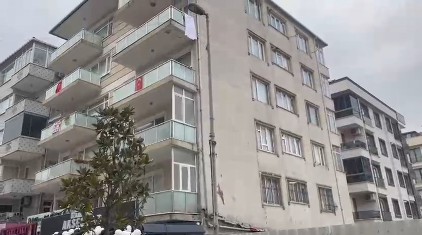 Küçükçekmece’de yan tarafındaki inşaat çalışması nedeniyle temelinde kayma meydana gelen