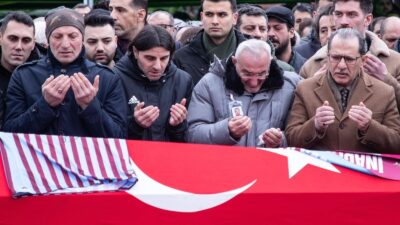 İstanbul Maltepe’de lüks otomobiliyle seyir halindeki çarşı ve mahalle bekçisi