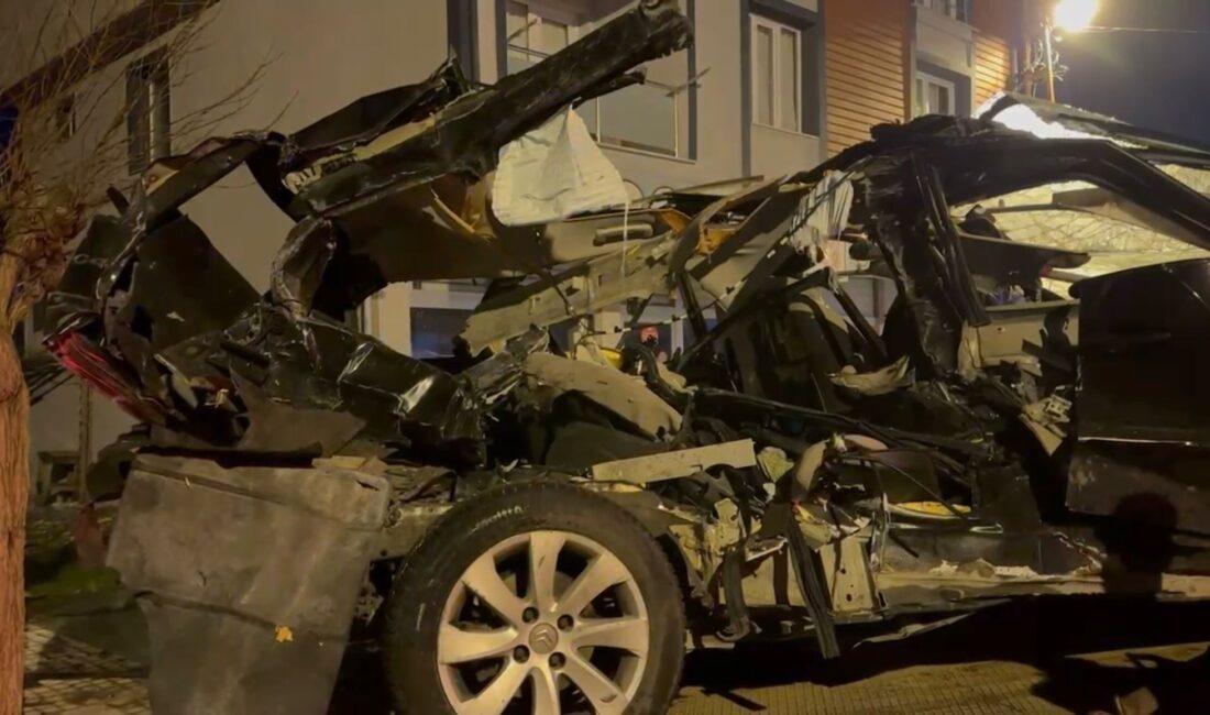 Sultanbeyli’de sürücüsünün kontrolünden çıkan otomobil, park halindeki 4 araca ve