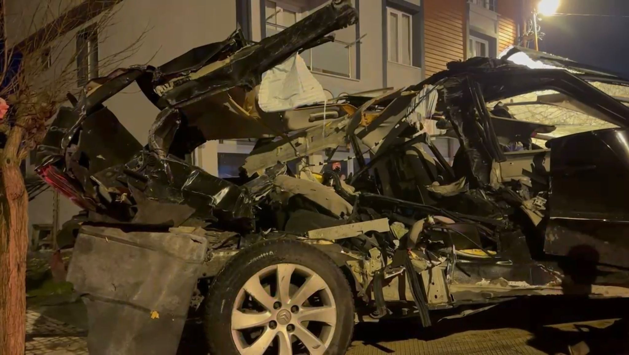 Sultanbeyli’de sürücüsünün kontrolünden çıkan otomobil, park halindeki 4 araca ve