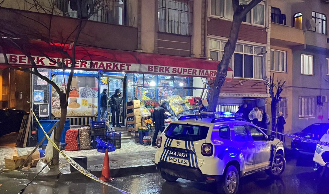 İstanbul Sultangazi’de yüzleri maskeli iki saldırgan, bir markete girerek iş