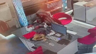Sultangazi’de iş başvurusu yapmak amacıyla bir beyaz eşya mağazasına giden