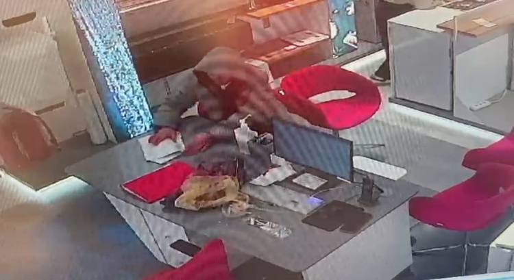 Sultangazi’de iş başvurusu yapmak amacıyla bir beyaz eşya mağazasına giden