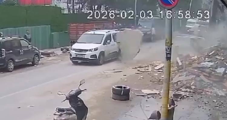 Sultangazi’de kentsel dönüşüm çalışmaları kapsamında yıkımı gerçekleştirilen bir binadan kopan