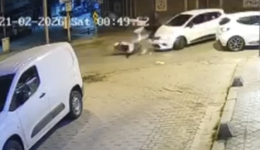 İSTANBUL Zeytinburnu‘nda, seyir halindeki bir motosiklet ile dönüş manevrası yapan