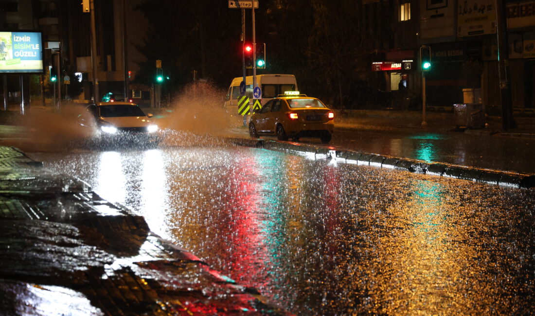 İZMİR’de gece saatlerinde aniden bastıran şiddetli sağanak yağış, hayatı olumsuz