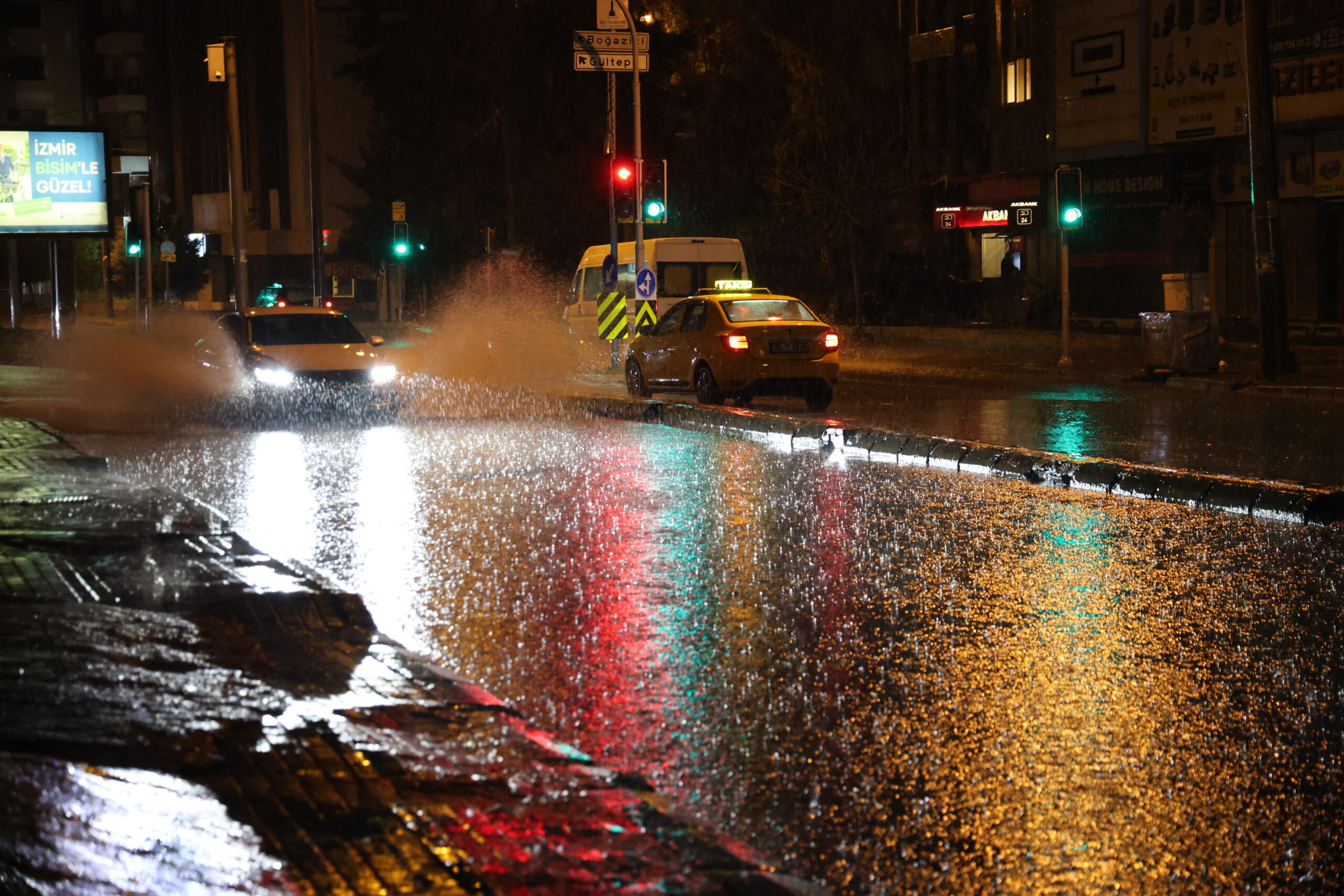 İZMİR’de gece saatlerinde aniden bastıran şiddetli sağanak yağış, hayatı olumsuz