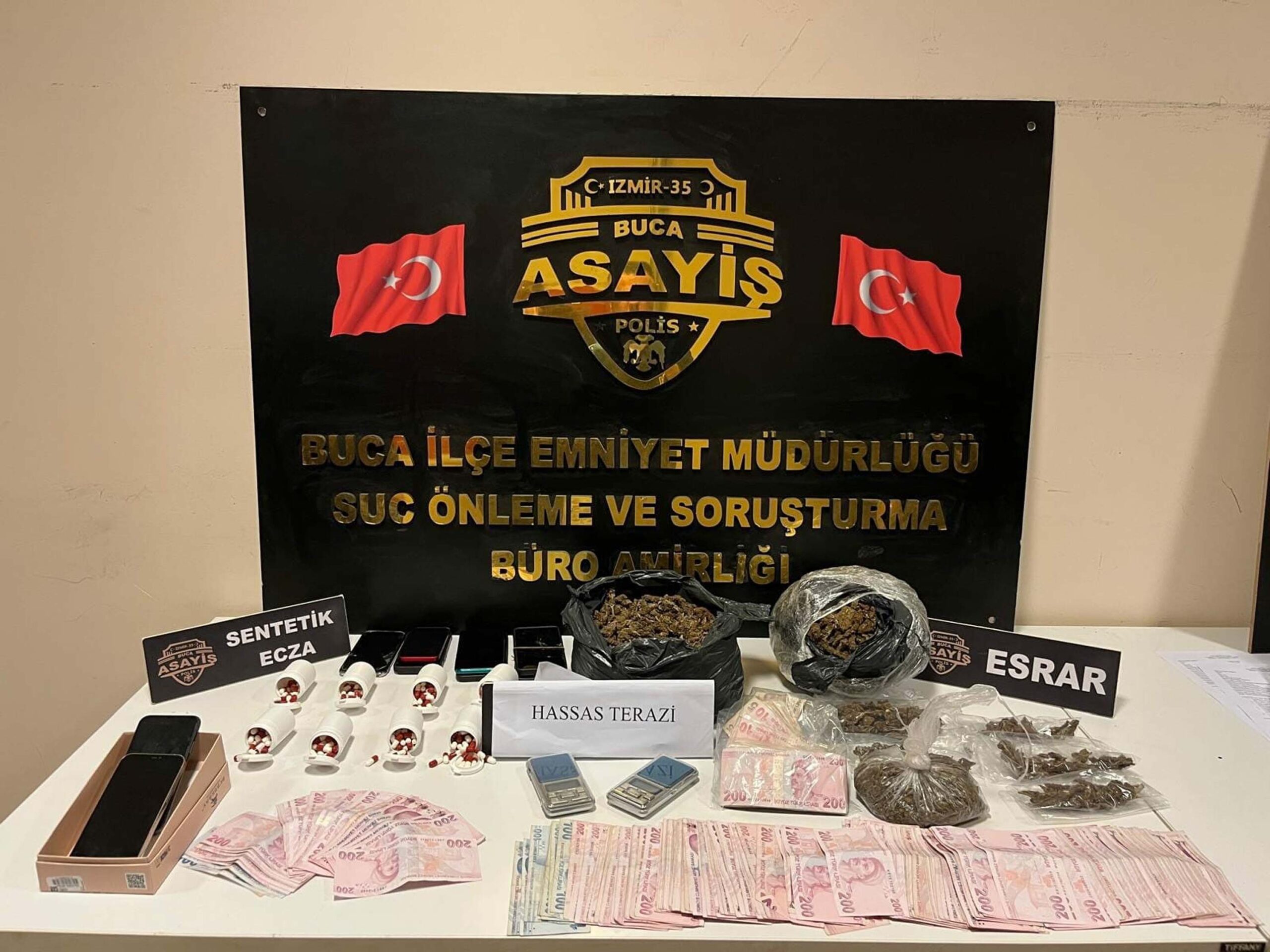 İZMİR’in Buca ilçesinde bir eve düzenlenen operasyonda yaklaşık 2 kilogram