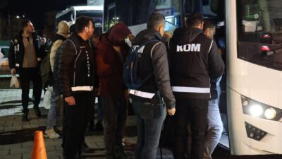 İzmir’de Buca Belediyesi’ne yönelik düzenlenen rüşvet operasyonu kapsamında, aralarında Ruhsat