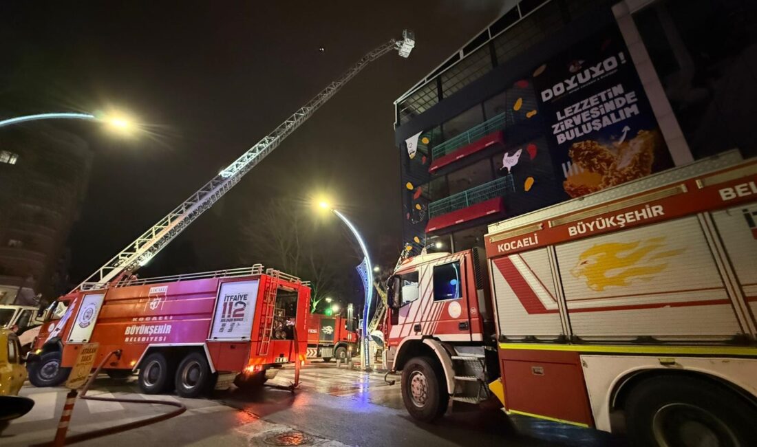 Kocaeli’nin İzmit ilçesinde 7 katlı bir binanın çatı katında çıkan