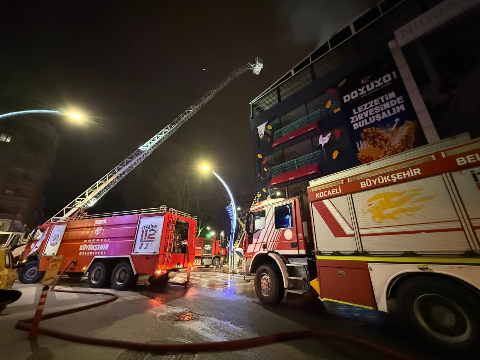 Kocaeli’nin İzmit ilçesinde 7 katlı bir binanın çatı katında çıkan