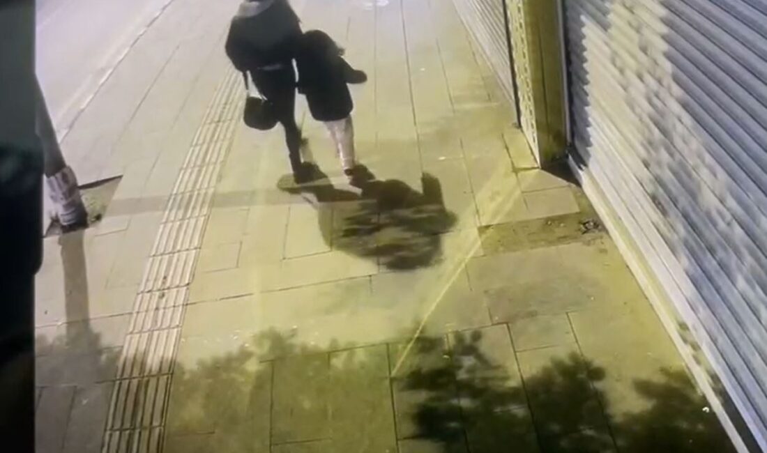 Hatay’ın İskenderun ilçesinde ağır hasarlı bir binanın yıkım çalışması sırasında