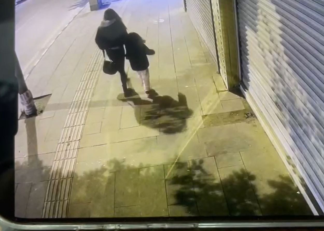 Hatay’ın İskenderun ilçesinde ağır hasarlı bir binanın yıkım çalışması sırasında